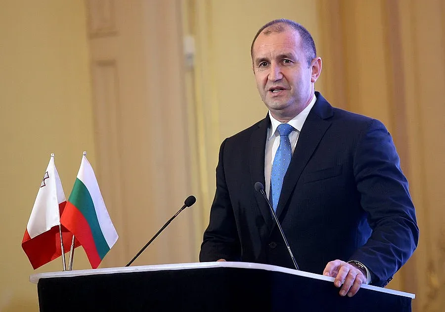 Радев пита Борисов за Пеевски