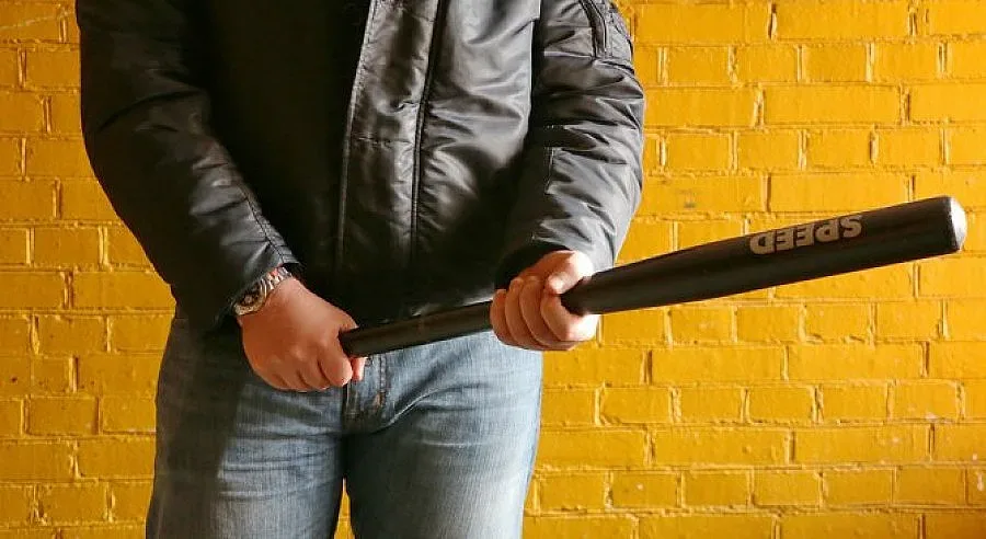 Пребиха жестоко 16-годишно момче пред дискотека в Монтана