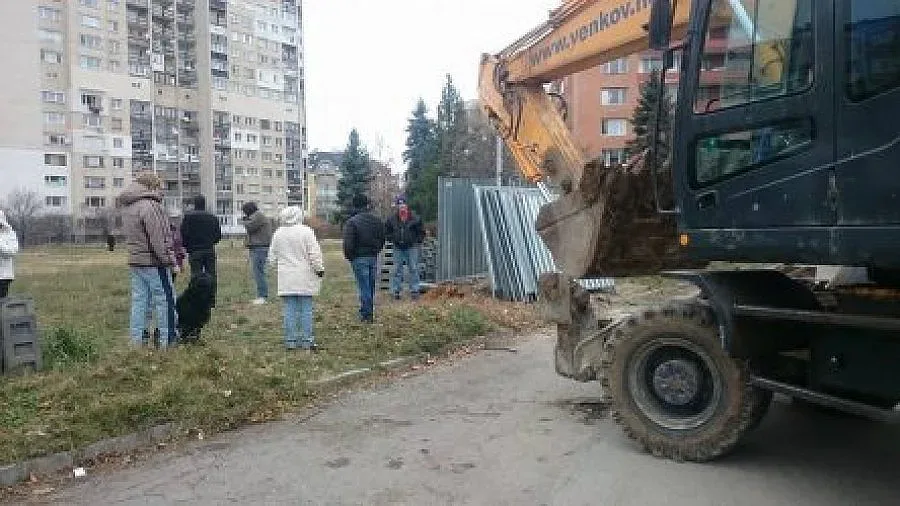 Протест в "Младост": Ще се появи ли сграда в градинка?