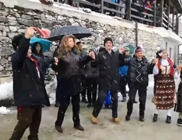 Илияна Йотова заряза лозе и тропна хоро в Делчево