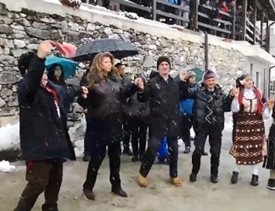 Илияна Йотова заряза лозе и тропна хоро в Делчево