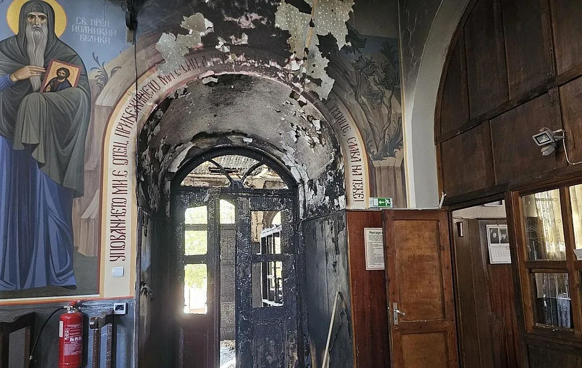 Пожар! Горя християнски храм в Сливен