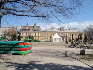 Бронзова къща на мястото на мавзолея