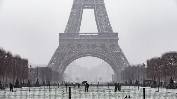 Необичайно силен снеговалеж парализира Париж