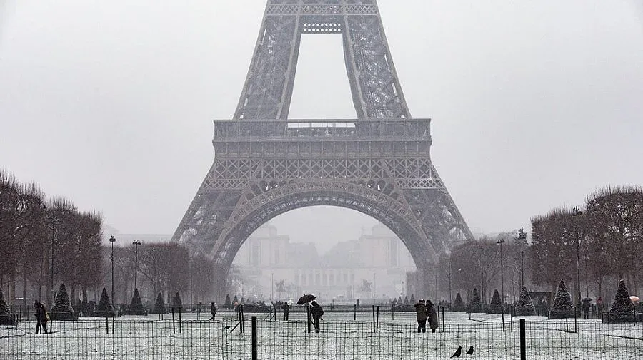 Необичайно силен снеговалеж парализира Париж