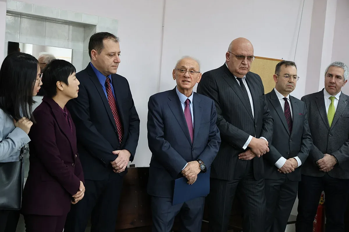 Здравният министър каза как ще пази децата от злоупотреба с лекарства