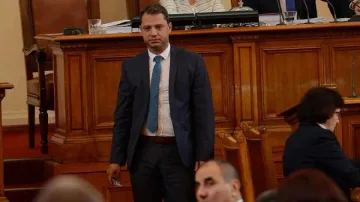 БСП трети път гони Добрев от парламента, Кирилов и Караянчева го бранят