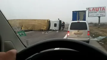 Тежка катастрофа с ТИР блокира движението по „Тракия“