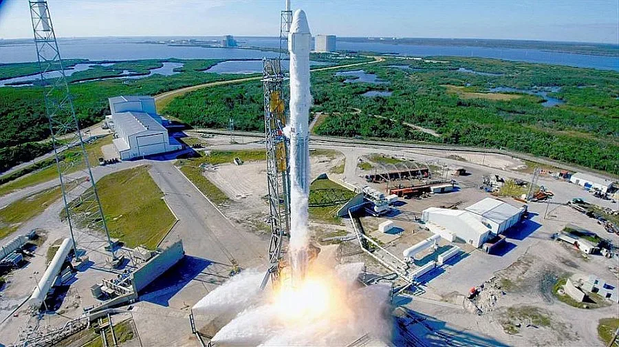 Най-мощната ракета в света потегли на първата си мисия