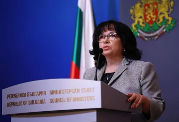 Министър Петкова попиля Асен Василев, поиска отговори