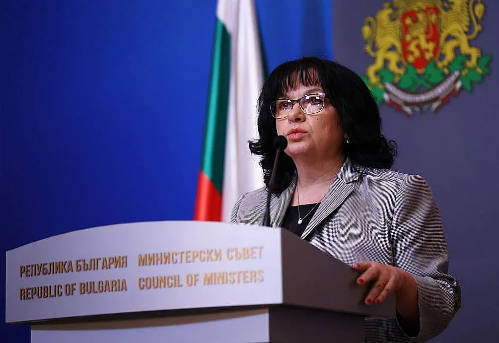 Министър Петкова попиля Асен Василев, поиска отговори