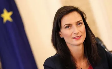 МАРИЯ ГАБРИЕЛ ПРЕД "СТАНДАРТ": Започвам кампания за онлайн уважение и безопасен интернет за децата