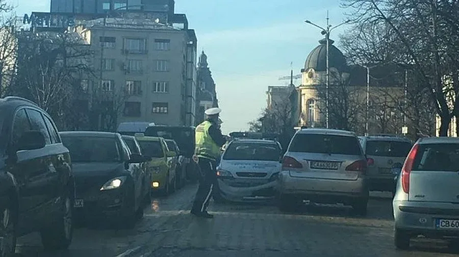 Патрулка предизвика катастрофа пред парламента