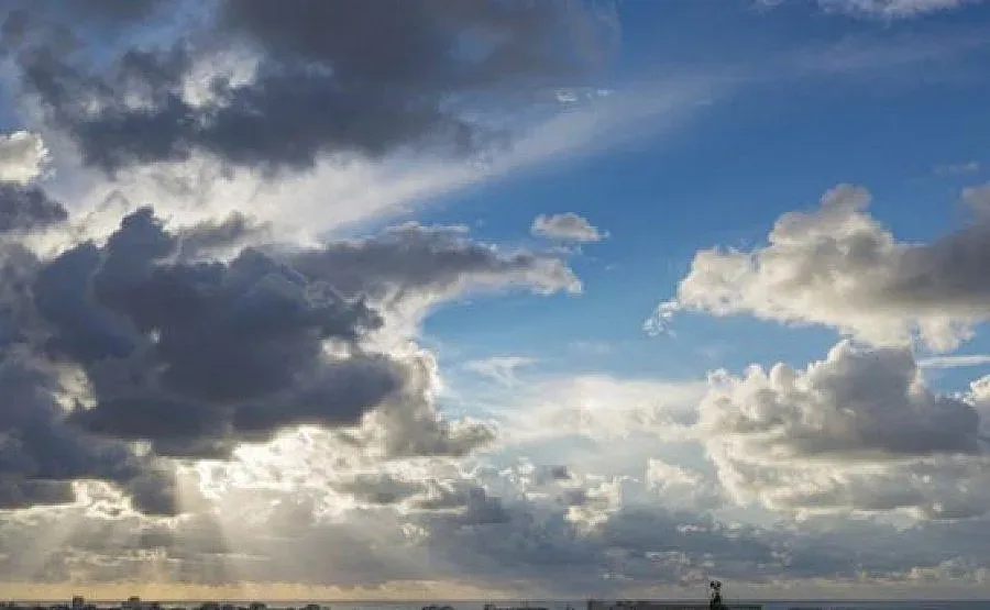 Дъждът спира, слънцето се показва