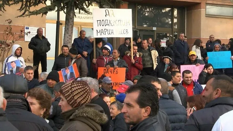 Протест в подкрепа на кмета на Септември затвори пътя за Велинград