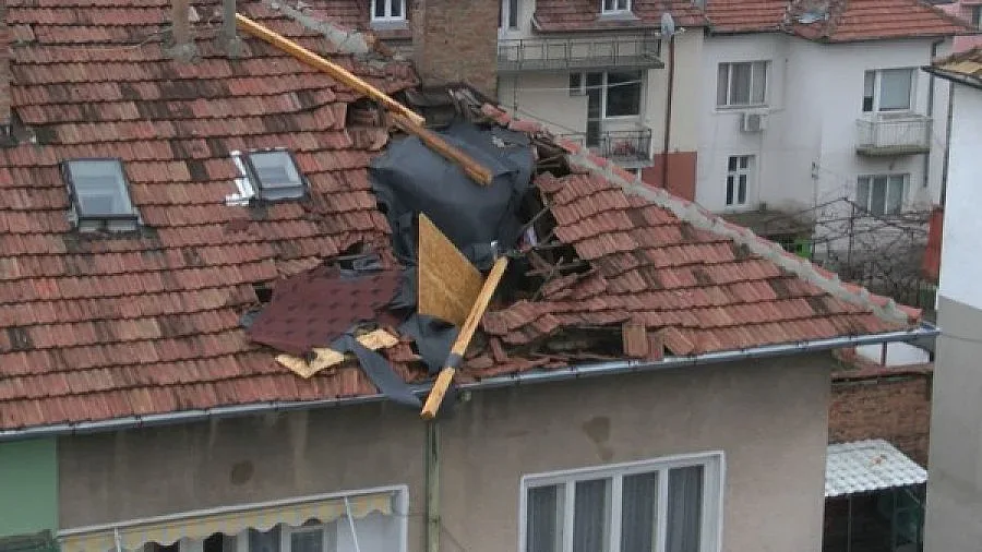 115 км/ч издухаха покрива на сграда във Враца