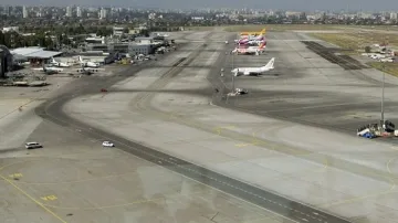 Самолет не успя да кацне в София заради силния вятър