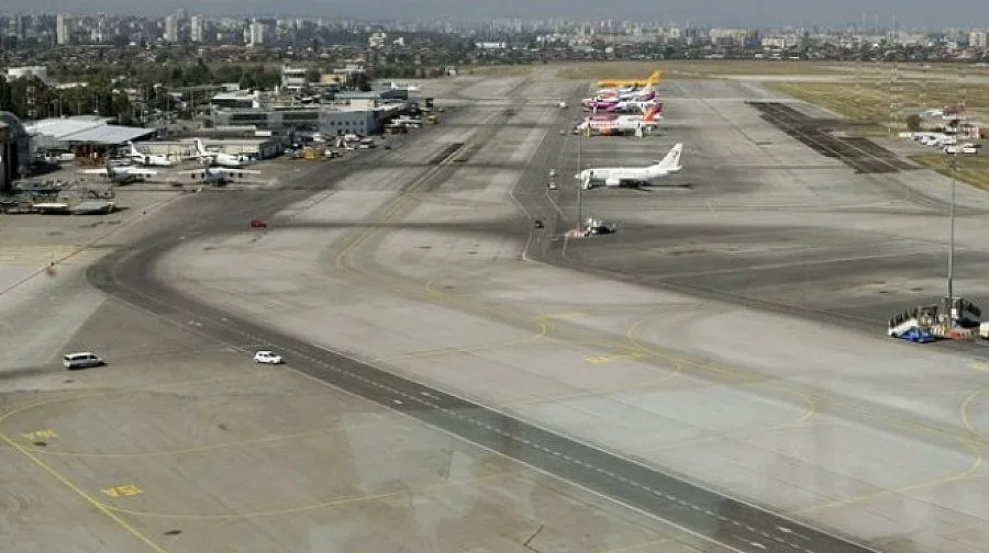 Самолет не успя да кацне в София заради силния вятър