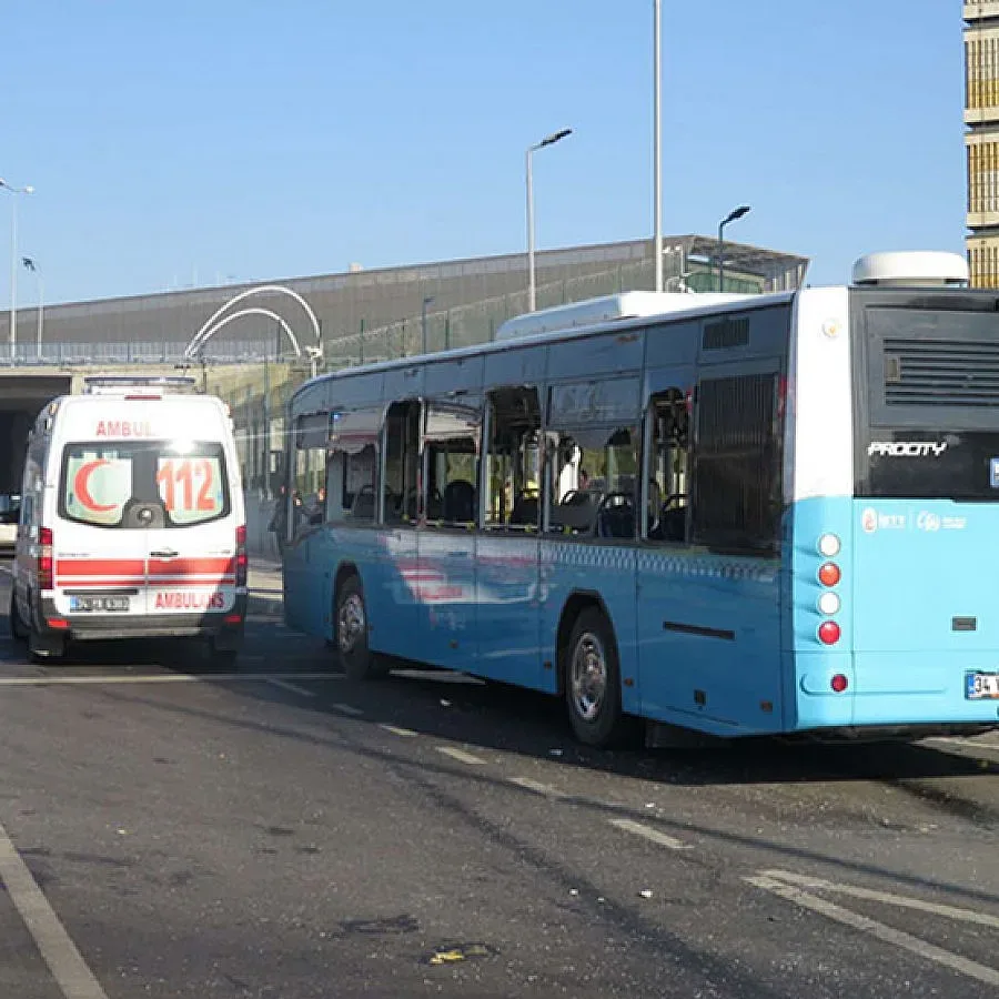 Автобус се вряза в спирка в Истанбул