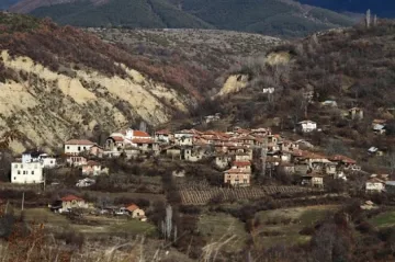 Стена се срути и погреба жена в санданско село
