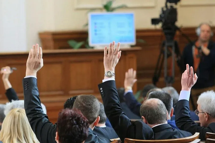 Комунизмът в учебниците по история скара ГЕРБ и БСП