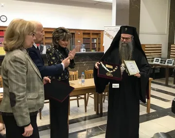 Митрополит Николай с Почетен знак за лидерство