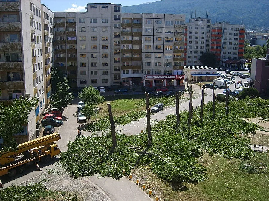 Мъж заплаши да скочи от 9-ия етаж в "Студентски град" /ОБНОВЕНА/