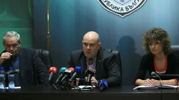 Шестима обвинени за незаконен прием на студенти в Медицинския