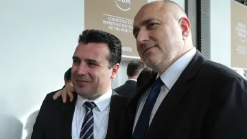 В ДАВОС: Бойко поздрави Заев и обсъди Балканите с Джон Кери