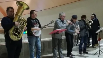 Жива музика зарадва пътниците на метростанция "Сердика"