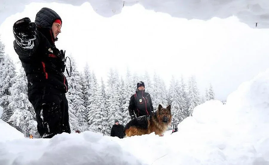 150 евакуирани след лавина в Италия 