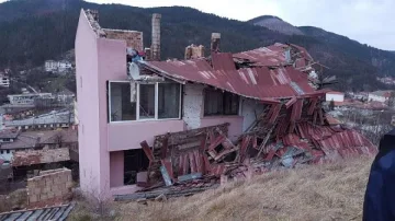 Заради урагана: Отвят покрив и изкоренени дървета в Смолянско