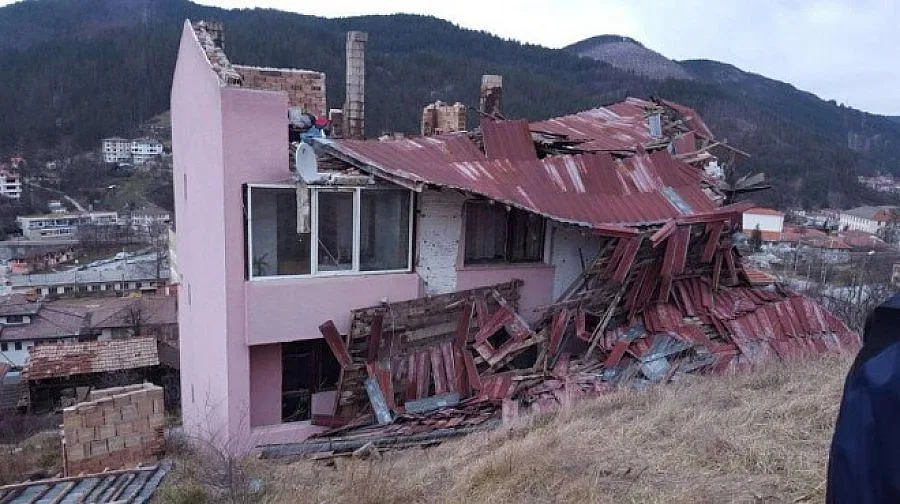 Заради урагана: Отвят покрив и изкоренени дървета в Смолянско