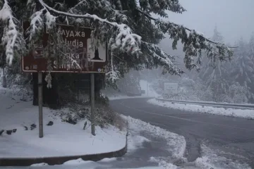Затварят проходи в цялата страна заради вятър, валежи и навявания