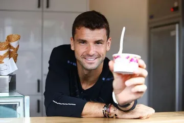 Гришо почерпи фенове със сладолед, поднесен върху ракетата му