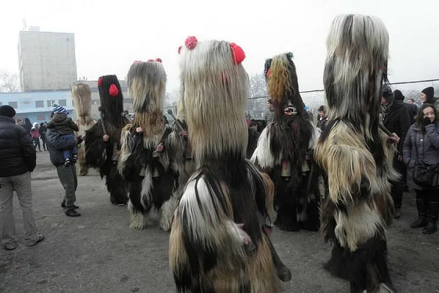 Кукерско шествие на път Е-79