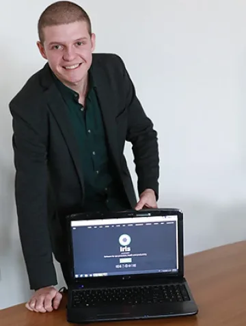 Българин създаде програма, която пази очите от екраните