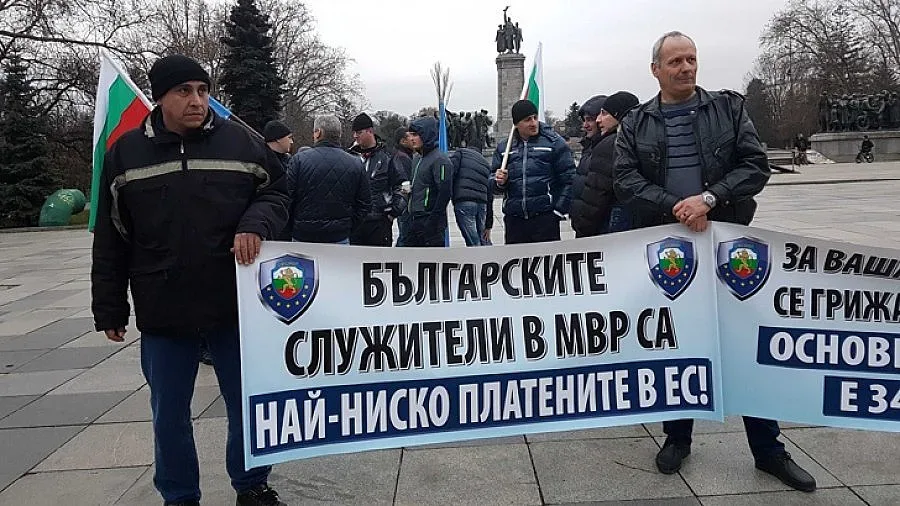 Полицаите спират протестите: Засега сме удовлетворени