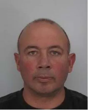 Издирват 52-годишен, намушкал жена с нож