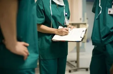 Работещи в общински болници подготвят протести