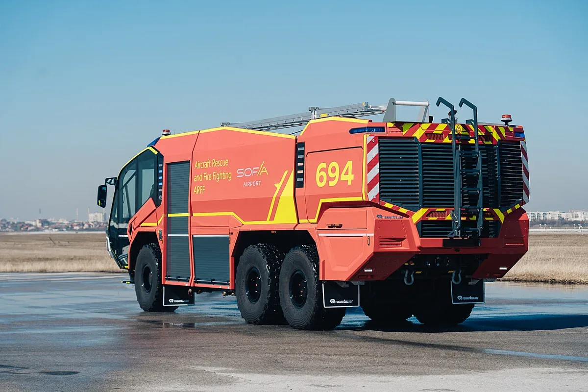 Супермодерен противопожарен автомобил изпълнява задачи на летището в София