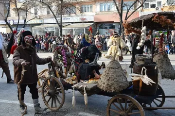 2000 се маскираха за сурва фестивал