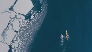 Природозащитник преплува километър в Северния ледовит океан заради климатичните промени