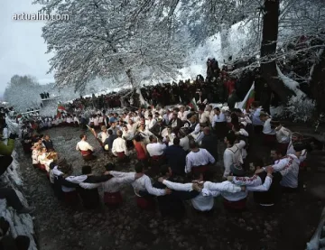 Етнолози от ЮНЕСКО пристигат в Калофер за леденото хоро