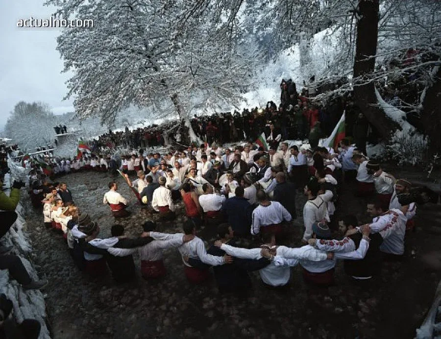 Етнолози от ЮНЕСКО пристигат в Калофер за леденото хоро