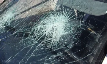 Автомобил се заби в тролей