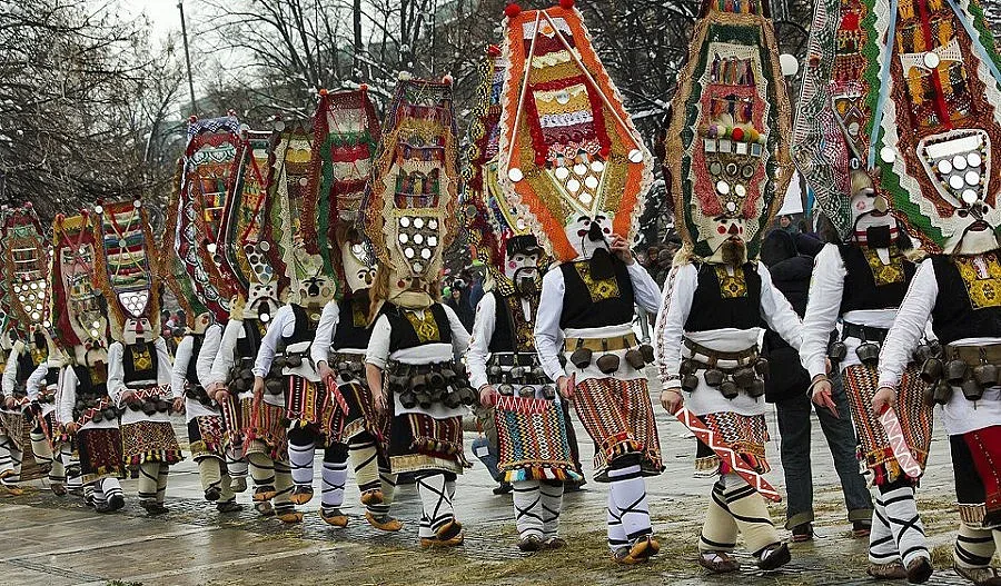 Сурвакари от Перник откриват Председателството