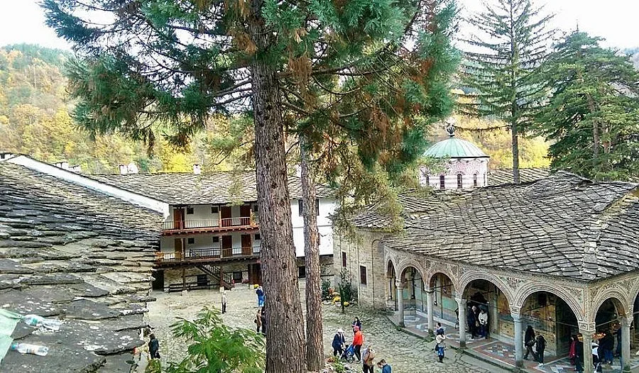 Откриха древни ценности и оръжия до стените на Троянския манастир