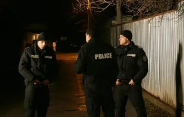 Жертвите в Нови Искър са застреляни с по един изстрел, търси се оръжието