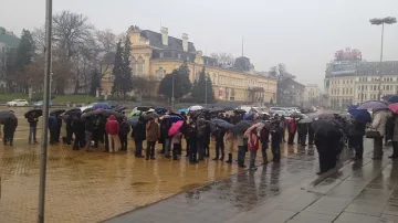 Опашка в дъжда за новата 10-левка